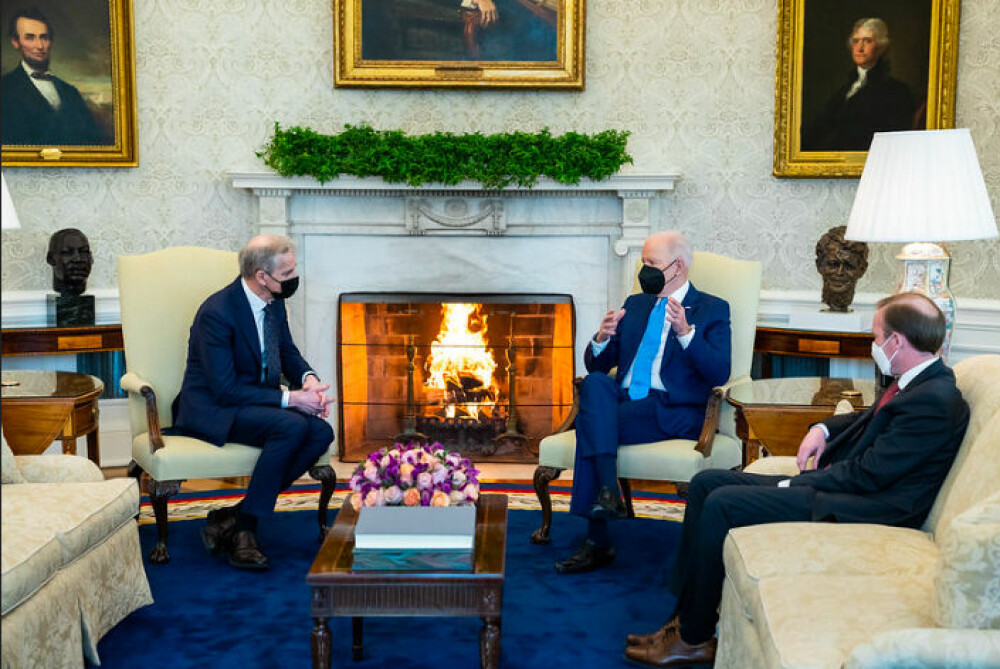 <b>                        PEISKOS MED PRESIDENTEN:</b> Joe Biden spurte Jonas om han skulle fyre i peisen da han brått og uventet fikk besøke den amerikanske presidenten i det ovale kontor i Det hvite hus i januar i fjor.