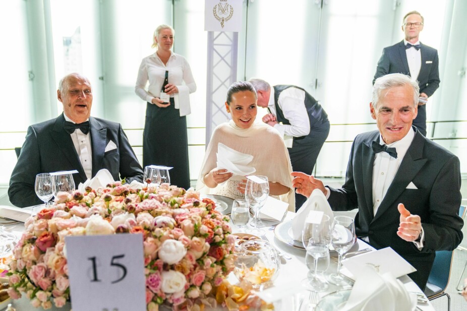 <b>            GODT MINNE: </b>Jonas til bords med kong Harald og prinsesse Ingrid Alexandra under feiringen av hennes 18-årsdag på Deichmanske bibliotek i Oslo. Middagen var regjeringens gave til arveprinsessen.