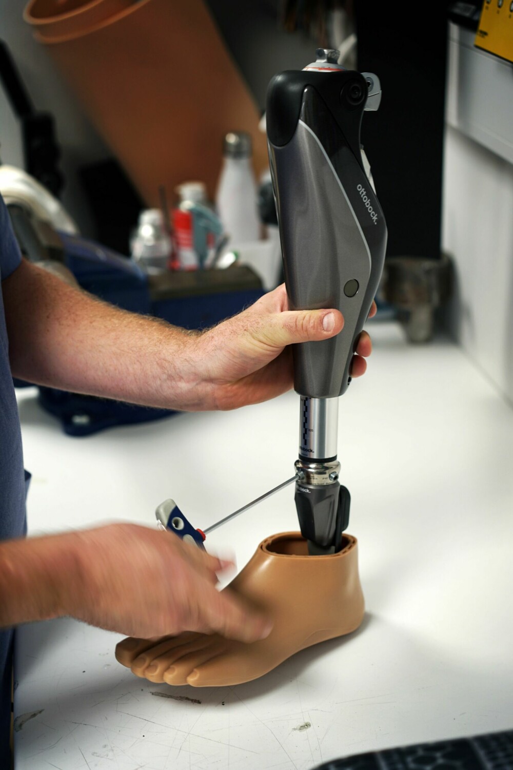 <b>FINMEKANIKK:</b> Protesetilpassing er millimeterarbeid for å sikre balanse, vektfordeling og førlighet.