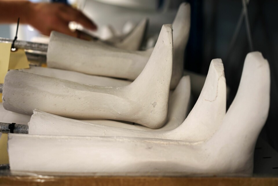 EMNER TIL ET NYTT LIV: I hyllene hos proteseprodusenten Drevelin i Bergen ligger avstøpninger klar for å gi nytt liv til folk som har vært utsatt for dramatiske hendelser som krig og ulykker, eller medfødte misdannelser.