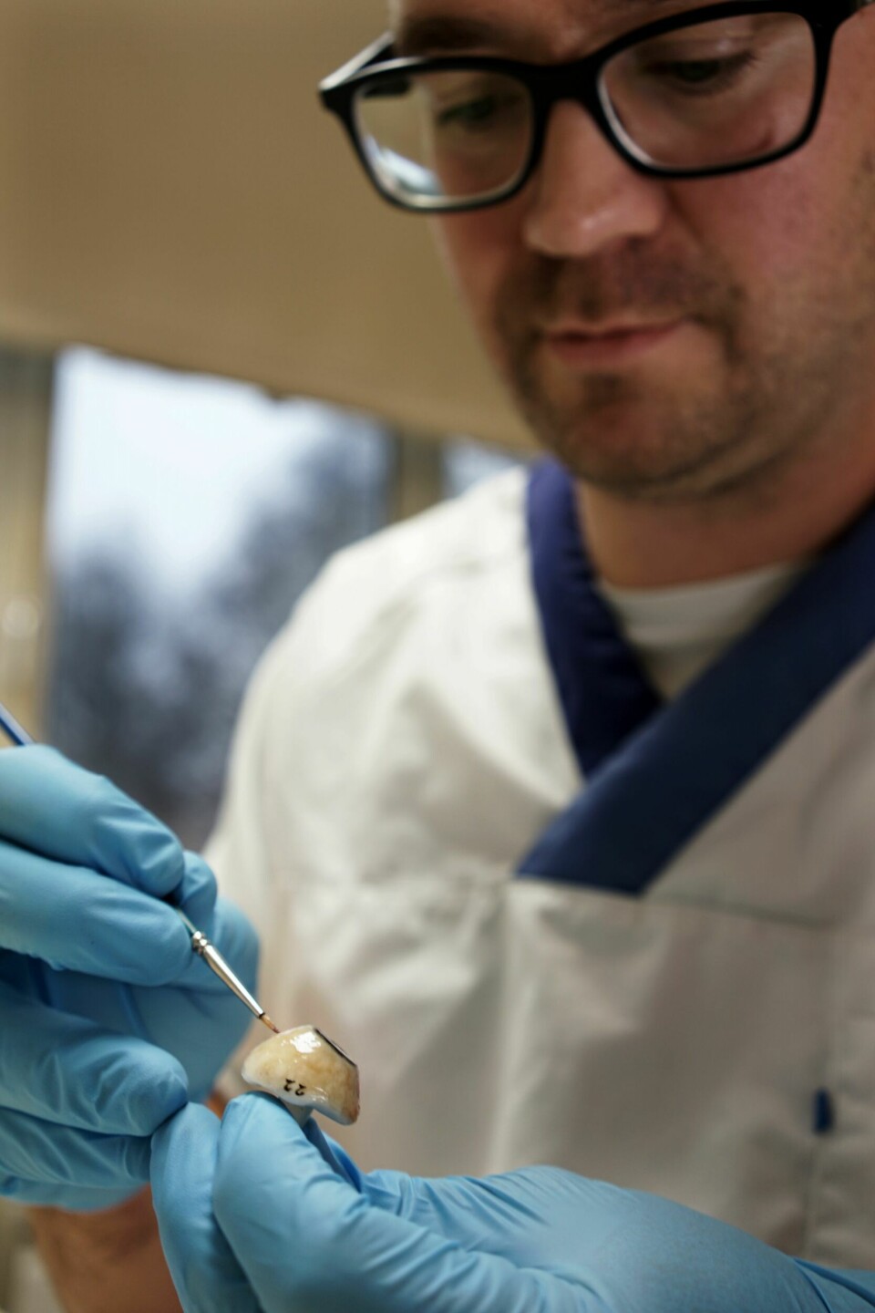 PRESISJON: Simen Hegg Lofstad er stødig på hånden og tålmodigheten selv når et øye i akryl skal matche virkeligheten.