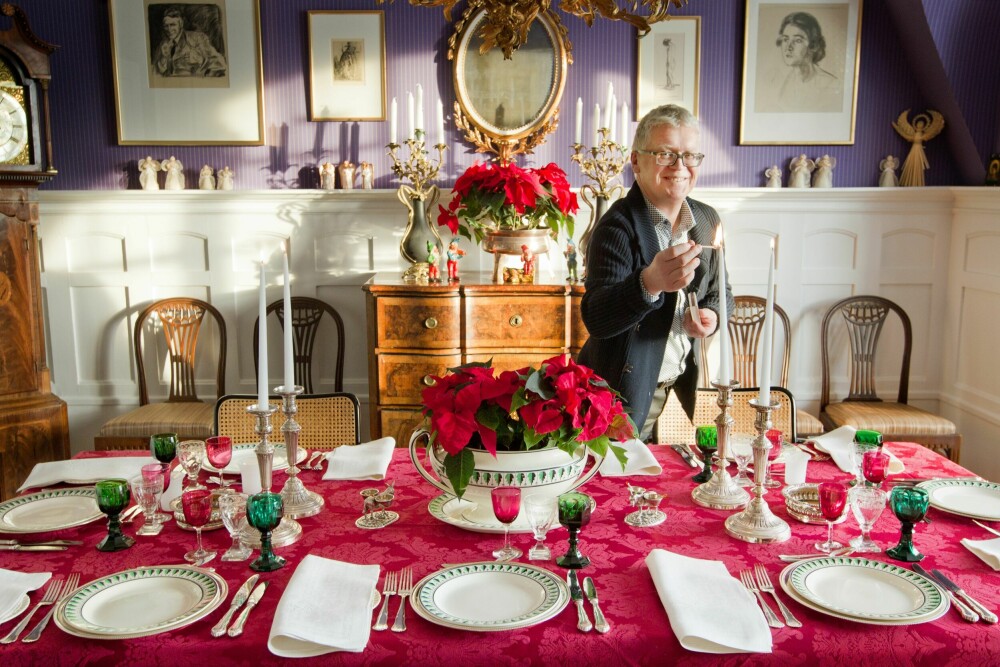 <b>SILKEDAMASK:</b> På julaften er bordet dekket med rød duk i silke­damask. Middagsserviset fra Spood fra 1790-årene kommer frem, og sammen med de røde Bristol-glassene og svenske empireglass fra midten av 1800-tallet blir bordet akkurat slik Geir Thomas synes det sømmer seg et julebord. For jul er tiden for overskudd og det bør gjenspeile seg på middagsbordet, synes Geir Thomas.