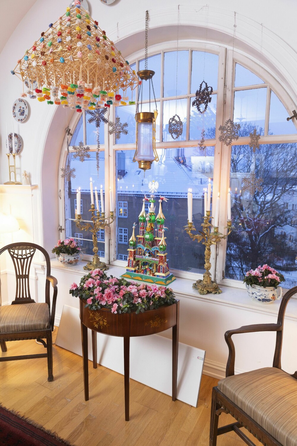 <b>UNIKT:</b> Foran det fantastisk buede vinduet senker juleroen seg! 