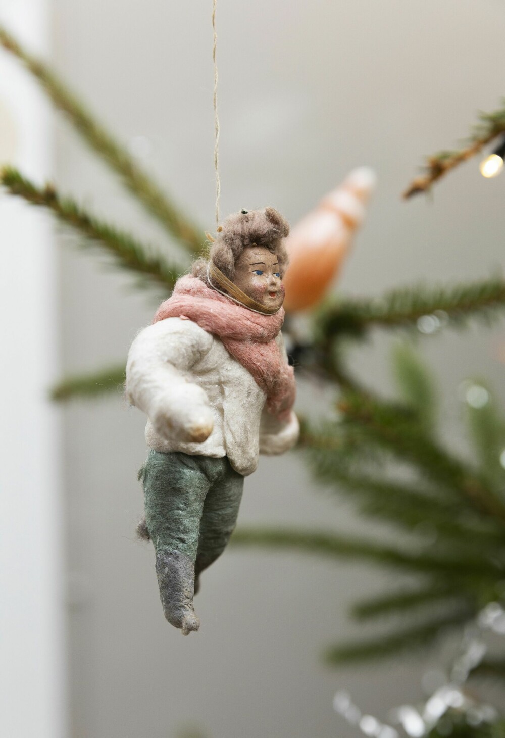 <b>REISEMINNER:</b> Den lille vinterkledde gutten av bomull er tysk fra omkring 1910. Jeg kjøpte han i en antikvitetsbutikk i St. Petersburg. Gammel julepynt som dette er kjærkomne reiseminner og like hyggelig å finne frem når julen nærmer seg.
