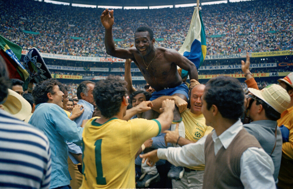 <b>KONGEN:</b> Pelé på tronen etter VM-finalen i 1970, med lagkamerat Rivellino i forgrunnen. Det var hans store revansj etter to dystre mesterskap med nedsparkinger og skader. Før turneringen i Mexico var hans deltagelse omstridt hjemme i Brasil. 