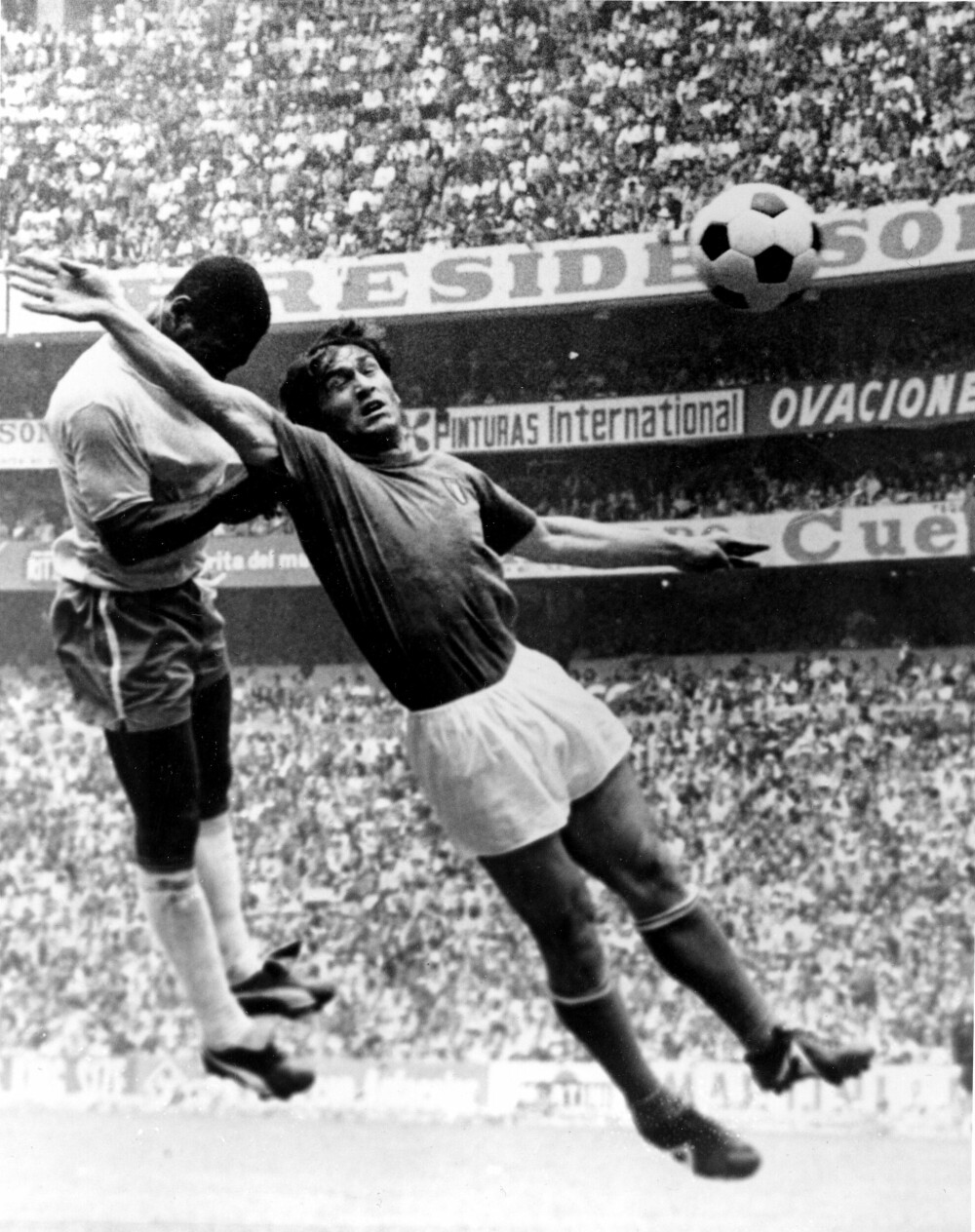 <b>SVEVENDE:</b> Pelé var 1,73 høy, men hadde en spenst som gjorde ham til en fremragende hodespiller. Her henger han over Italias Burgnich (1,75) og nikker inn det første målet i VM-finalen. 