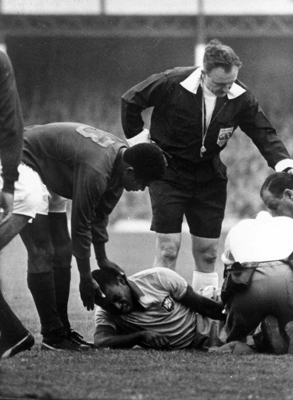 <b>KNUST IGJEN:</b> Pelé ble sparket i filler av Portugal i VM i 1966, og behandlingen fikk FIFA til å se etter løsninger for å beskytte stjernene bedre. 