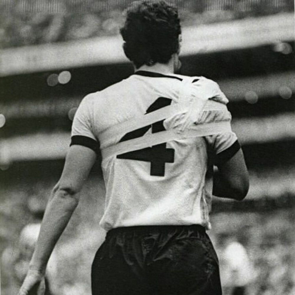 <b>ELLEVILT:</b> Franz Beckenbauer ødela kragebeinet etter at Vest-Tyskland hadde gjort sine bytter, og løp rundt på banen med armen i fatle. Den dramatiske semifinalen mot Italia inneholdt også fem mål i ekstraomgangene. 