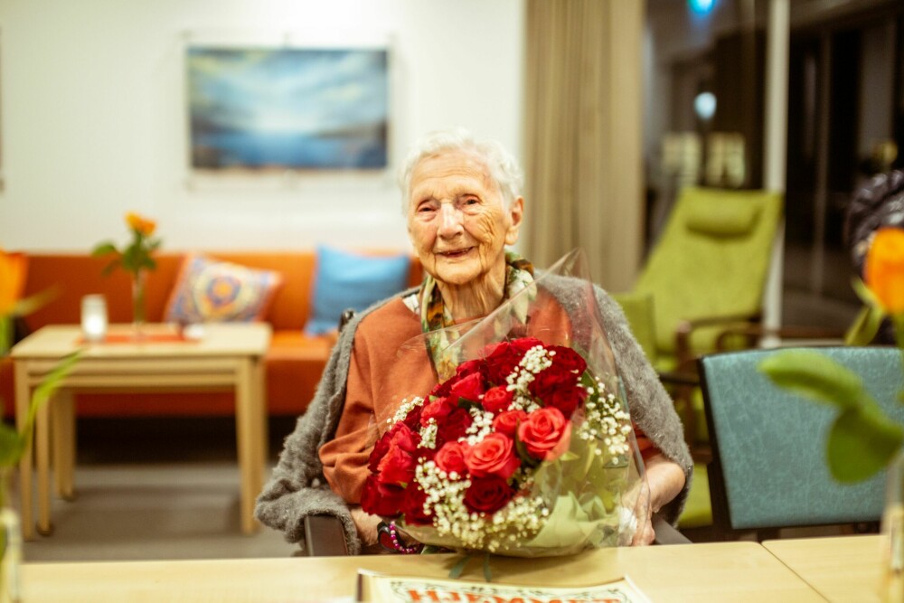 <b>HURRA FOR LINA:</b> Hjemmet fikk være med da Lina Anundsen nylig fylte 108 år. På samme dag fylte Margit Larsen fra Odda 108 år, og i sommer oppnådde også Vidar Eide fra Hardanger den samme alderen. De tre er i dag Norges eldste innbyggere.