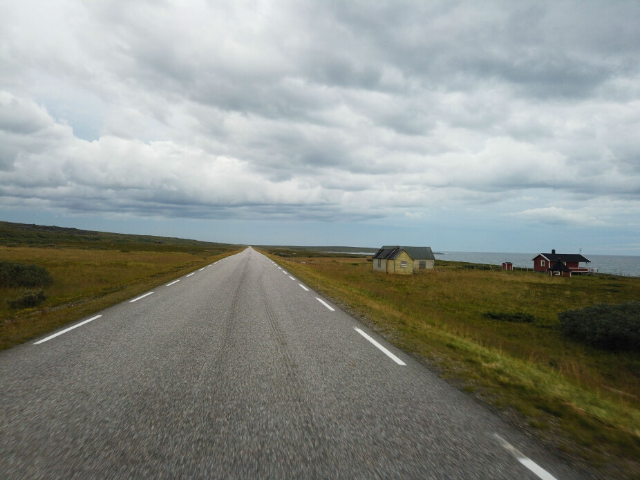 <b>UENDELIGE:</b> Veiene i Finnmark har ofte lange og rette strekninger.