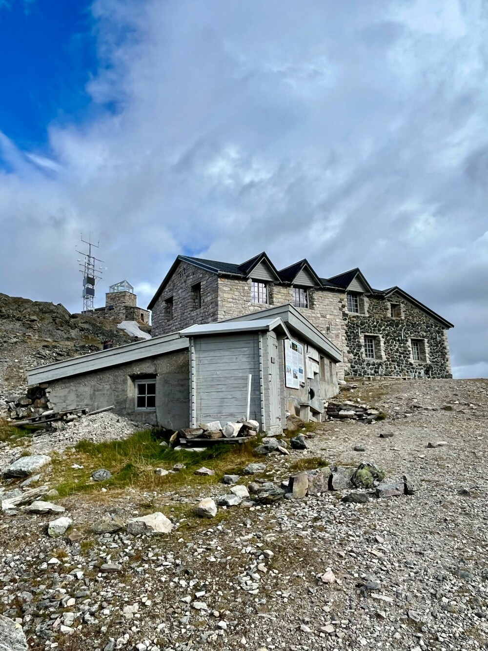 <b>NORDLYS-OBSERVATORIET:</b> Turen til Haldde-toppen ender ved en flott steinbygning og Nordlys-observatoriet.