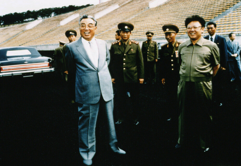<b>MASSEMORDERE:</b> Tyrannene Kim Il-sung (t.v.) og arvingen Kim Jong-il hadde håpet at bombingen av Korean Airlines flight 858 ville skremme land fra å delta i sommer-OL i Seoul i 1988.