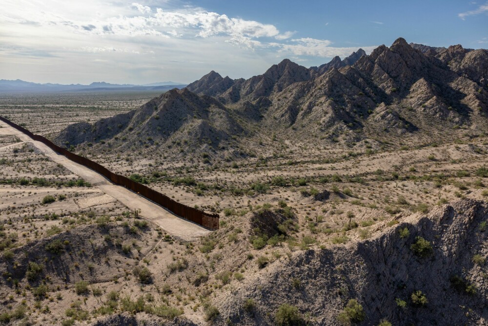 <b>USA-MEXICO-GRENSEN:</b> Dette bildet er tatt fra et helikopter tilhørende USAs tollvesen som overvåker grensen mellom Mexico og USA. Som bildet viser så ender denne delen av grensegjerdet mot en fjellside i delstaten Arizona. 