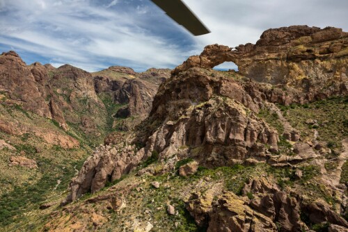<b>POPULÆR FLUKTRUTE:</b> Ajo-fjellene som ruver over Sonora-ørkenen langs grensen mot Mexico er en populær fluktrute fordi det ulendte terrenget gjør det umulig å ha et sammen­hengende grense­gjerde. En helikopterpatrulje er på leting etter en gruppe som skal ha kommet seg over grensen. 