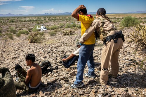 <b>FULL STOPP:</b> Disse ulovlige immigrantene ble tatt av en grense-patrulje nær Organ Pipe National Monument i Arizonas grissgrendte grensestrøk. 