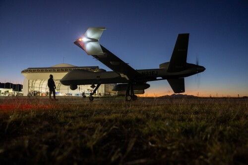 <b>OVERVÅKINGSDRONEN:</b> En drone returnerer til basen Fort Huachuca i Arizona etter endt spaning. Droner med sine kameraer er blitt et viktig redskap i grenseovervåkingen.  