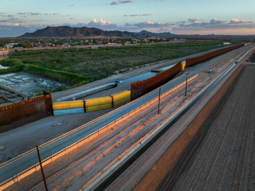 <b>VARIERT GRENSE:</b> Containere kan bli brukt til så mangt. Her ved Yuma i Arizona fyller de ett av mange hull langs grensen.