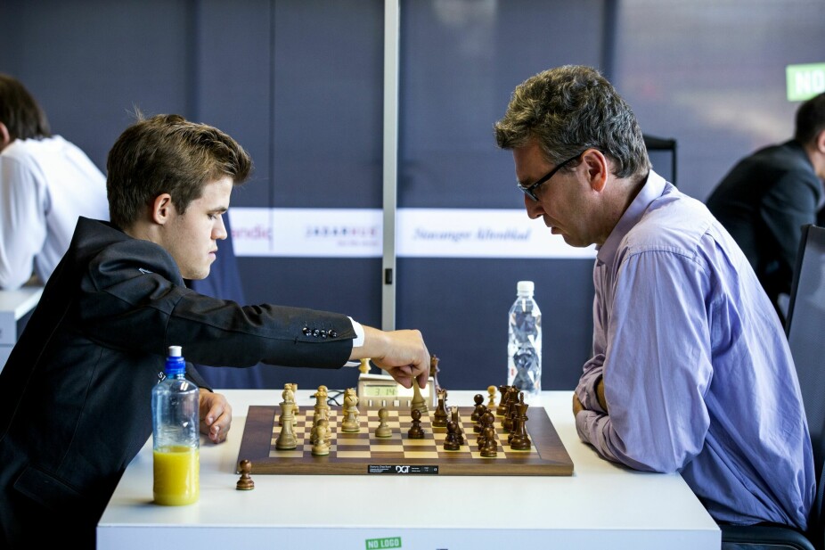 <b>ALDRI VÆRT BEDRE:</b> Da Magnus Carlsen (t.v.) sa fra seg VM-tittelen i sjakk, startet spekulasjonene om han var over toppen av karrieren. Ifølge hans tidligere lærer Simen Agdestein − her sammen med Carlsen under en turnering i 2014 − er sjakkgeniet på vei videre oppover, vesentlig fordi han har holdt på leken og fokuset på utvikling, ikke titler.