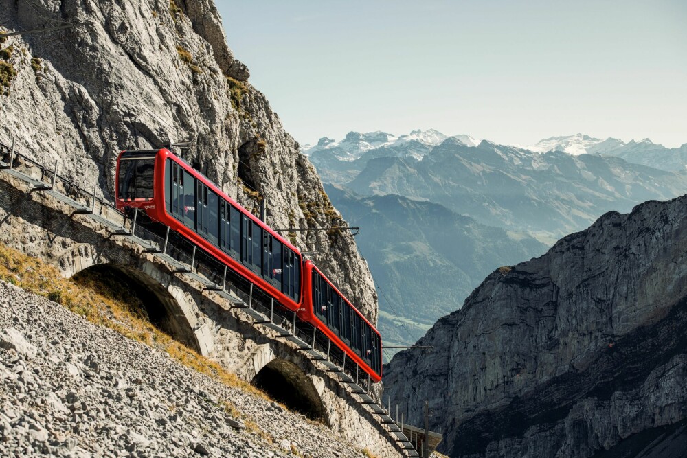 <b>VERDENS BRATTESTE:</b> Toget opp til 2132 meter høye Pilatus i Sveits regnes om verdens bratteste tannhjul-jernbane. På det bratteste er hellingen hele 48 prosent. 