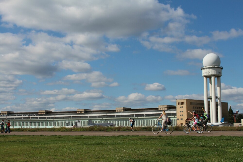 <b>BERLIN:</b> Flyplassen Tempelhof spilte en uhyre viktig rolle da Sovjetunionen og lakeiene forsøkte å sperre alle veier inn til Vest-Berlin i 1948. En vestlig organisert luftbro til Tempelhof sørget for forsyninger til Vest-Berlin. Tempelhof ble stengt som flyplass i 2008.
