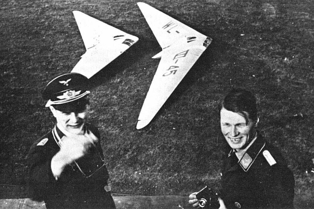 <b>VINGE-BRØDRENE:</b> Walter (til venstre) og Reimar Horten var begge tilknyttet Luftwaffe under 2. verdenskrig. Utviklingen av deres flygende vinge startet for sent til å få noen betydning. Walter ble igjen i Tyskland og tjenestegjorde i det tyske flyvåpenet. Reimar emigrerte til Argentina og fortsatte utviklingen av ulike flygende vinge-konsepter der, uten særlig hell. 