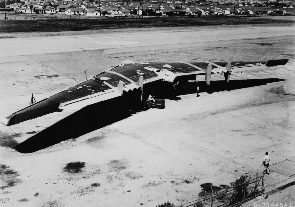 <b>NORTHROP YB-49:</b> Videreutvikling av XB-35 med åtte jetmotorer. Ønsket om supersoniske bombefly og behovet for å plassere store kjernefysiske sprengladninger i bomberommet gjorde flytypen uegnet utover 50-tallet. 