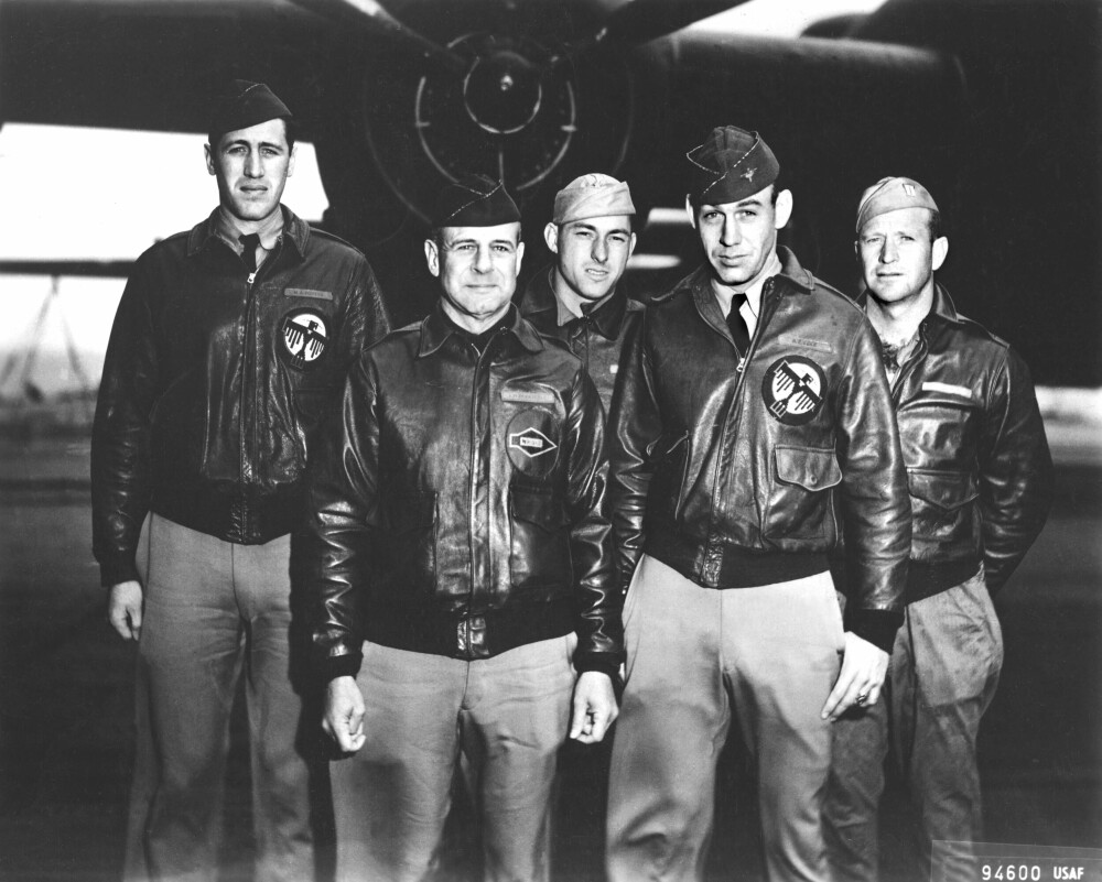 <b>DOOLITTLE RAID:</b> Mannskapet til James Doolittle (nummer to fra venstre), rett før angrepet på Tokyo i april 1942. 