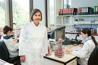 <b>HÅPER PÅ LØSNING:</b> Professor Petra Gastmeier i Berlin er én av forskerne som har kommet lengst i kampen mot farlige antibiotikaresistente bakterier i sykehus.
