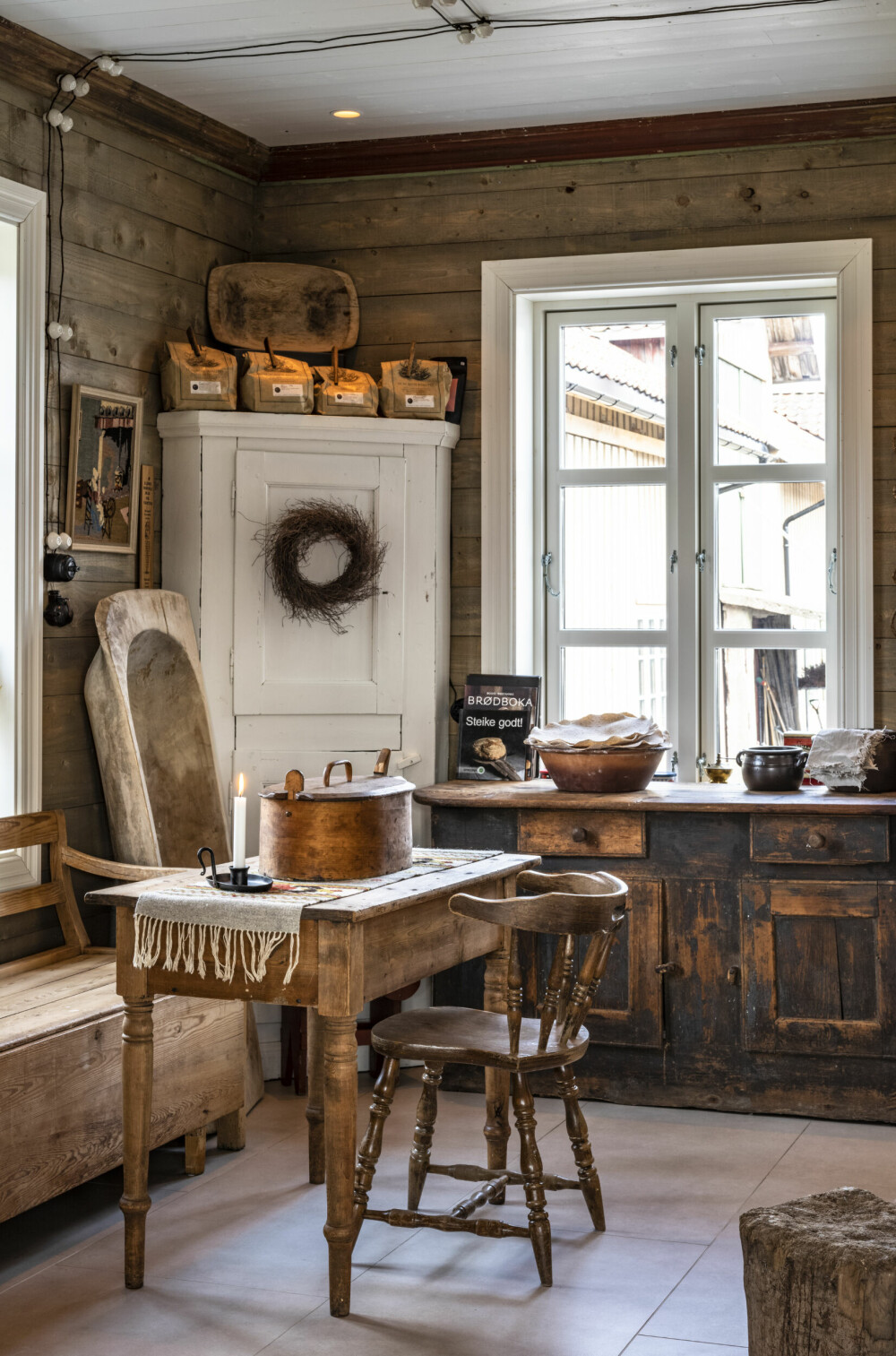 GORVKJØKKEN: Grovkjøkkenet, som også huser den flotte bakerovnen, er fylt med møbler som Vivian har samlet gjennom årene.