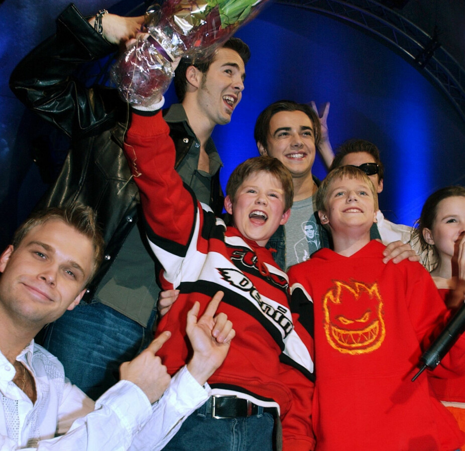 <b>MGPJR 2002:</b> Nicolay Ramm og Christoffer B. Claussen vant den aller første «MGPjr»-finalen i 2002. Duoen To små karer fremførte «Paybacktime» i Oslo Spektrum, og etter seieren ble de gratulert av supergruppen A1.