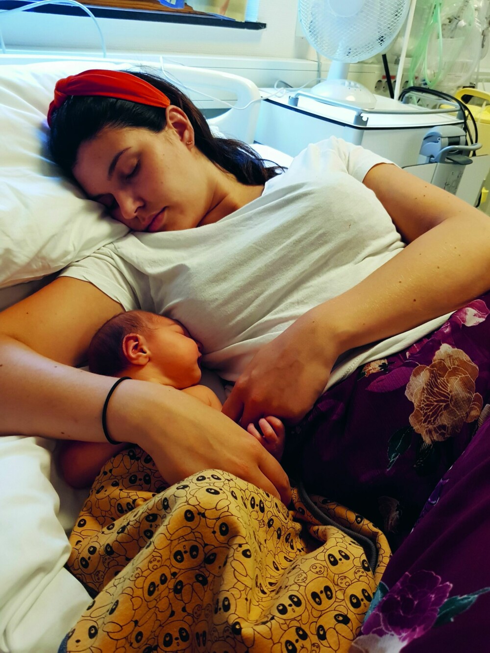 <b>NYFØDT:</b> Marie og den nyfødte sønnen Casper på sykehuset.