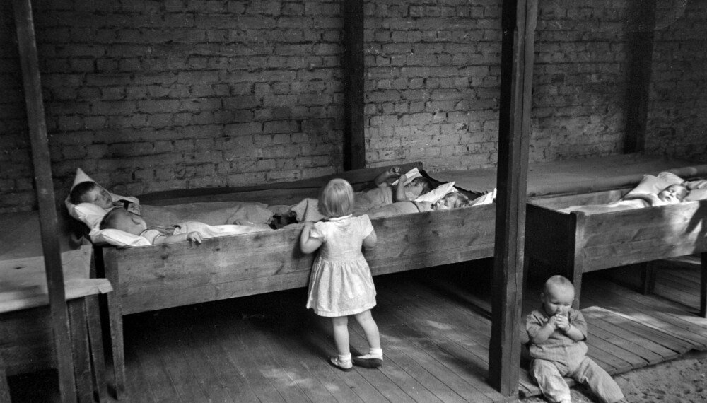 SOV I SAMME SENG: Barna sov på barneasylet, flere i samme seng.