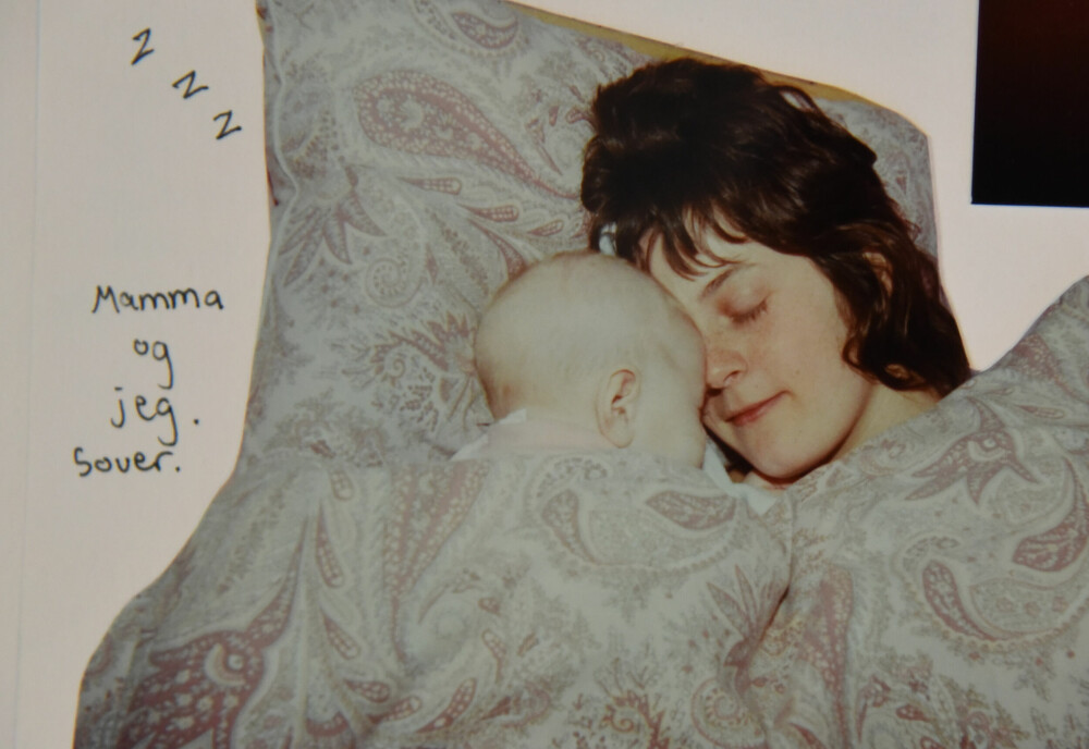 <b>TØFF TID:</b> Allerede noen dager etter at Camilla ble født, fikk foreldrene vite at hun hadde alvorlige hjerneskader. Her sover mammaen med sin lille prinsesse. 
