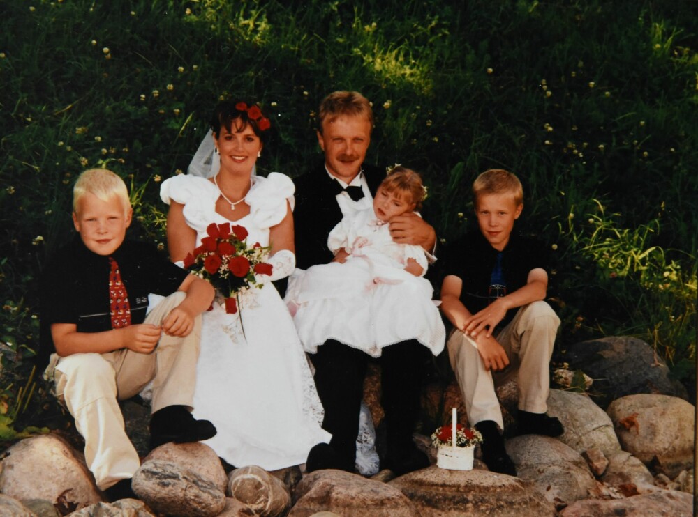<b>BRUDEBILDET:</b> Heidi og Thorstein på bryllupsdagen. Thorsteins sønner, Thor Erik (til venstre) og Thomas (til høyre), var der og feiret, og Camilla var brudepike.
