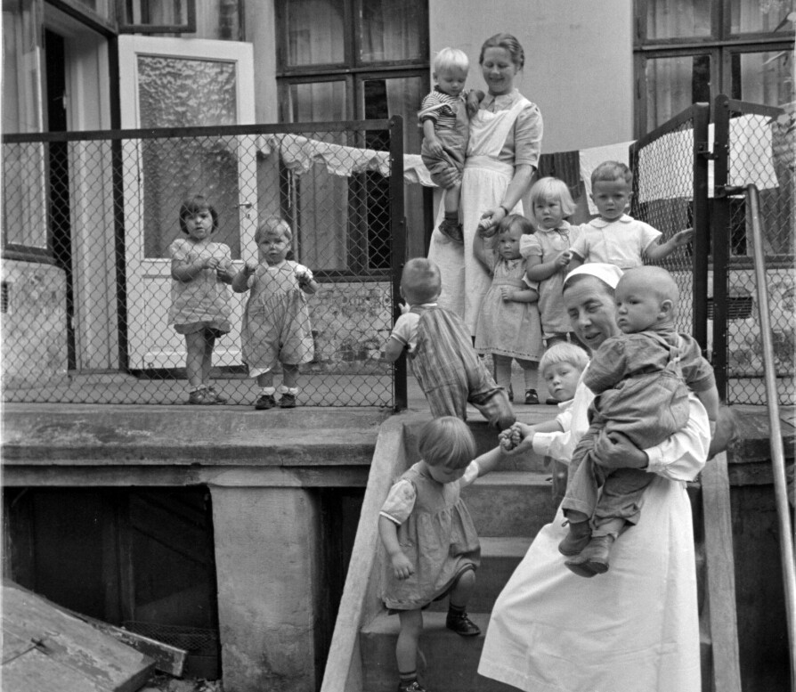 BARNEASYLET: Forløperen til dagens barnehager var et sted der fattige kvinner kunne plassere barna mens de selv var på jobb.