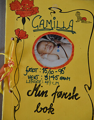 DØPT SOM NYFØDT: Da Camilla lå på intensiv­avdelingen som nyfødt, ble hun hastedøpt, og pleierne laget en bok om henne.