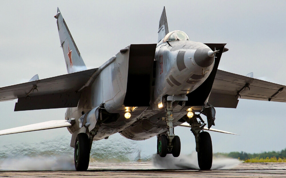 <b>SUPERSONISK:</b> Da den sovjetiske piloten hoppet av med en MiG-25 Foxbat, var det verdens raskeste jagerfly Flyveren hadde gjort lynkarriere i det sovjetiske flyvåpenet men innså at systemet han skulle forsvare var råttent.