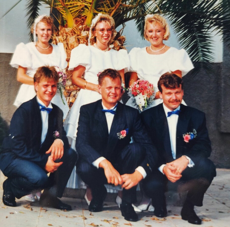 <b>KJÆRLIGHET OG PALMESUS:</b> Mens alle hjemme trodde søstrene pakket bikini og solkrem, var det brudekjoler de puttet i kofferten da de dro til Syden i 1992 for å gifte seg. Inger og Magne Eriksen fra venstre, Unni og Øyvind Arnesen i midten, Åse og Morten Munkelien.