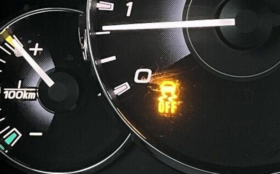 AVSKRUDD: Straks du har skrudd av den elektroniske stabilitetskontrollen (ESP) vil et ikon som dette lyse på displayet i bilen.