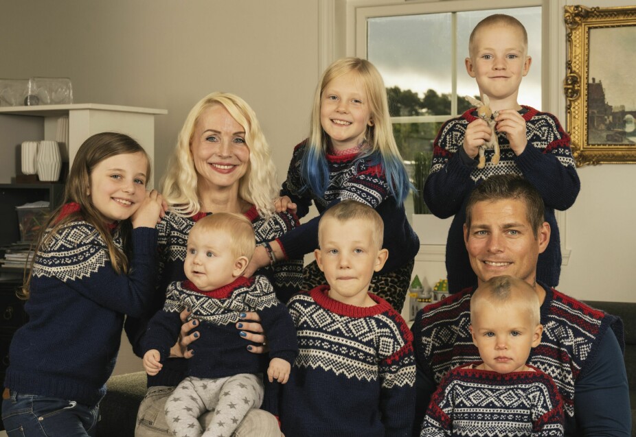 <b>FOLKSOMT:</b> Hjemme hos familien Bergesen/Hårvik er det full rulle med på det meste syv barn i alderen 0 til 13 år. Fra venstre: Jenny (10), mamma Anne Lise Bergesen (41) med minstemann Caspian på ni måneder på fanget, Nikoline (8), Ailo (5), Mats-Alrek (7) og pappa Kjetil Hårvik (38) med Robin (2). Kjetils sønn Elias (13, ikke på bildet) bor også hos dem annenhver uke.