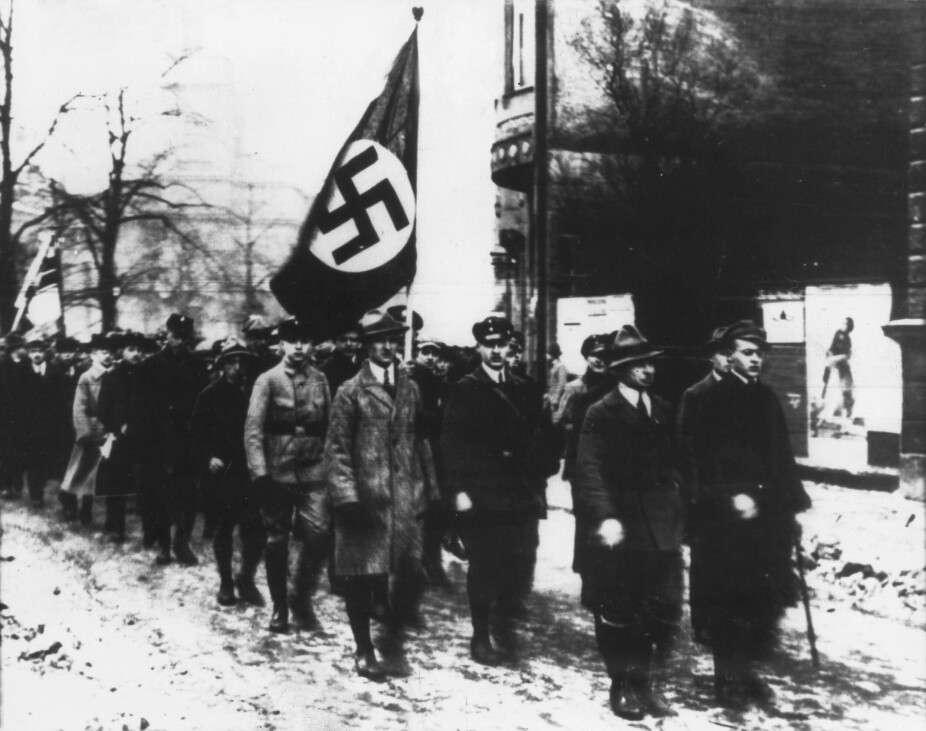 <b>NAZIMARSJEN:</b> Hitlers tilhengere marsjerte fra Bürgerbräukeller til sentrum av München 9. november for 100 år siden i år. Triumfmarsjen endte i blodbad.