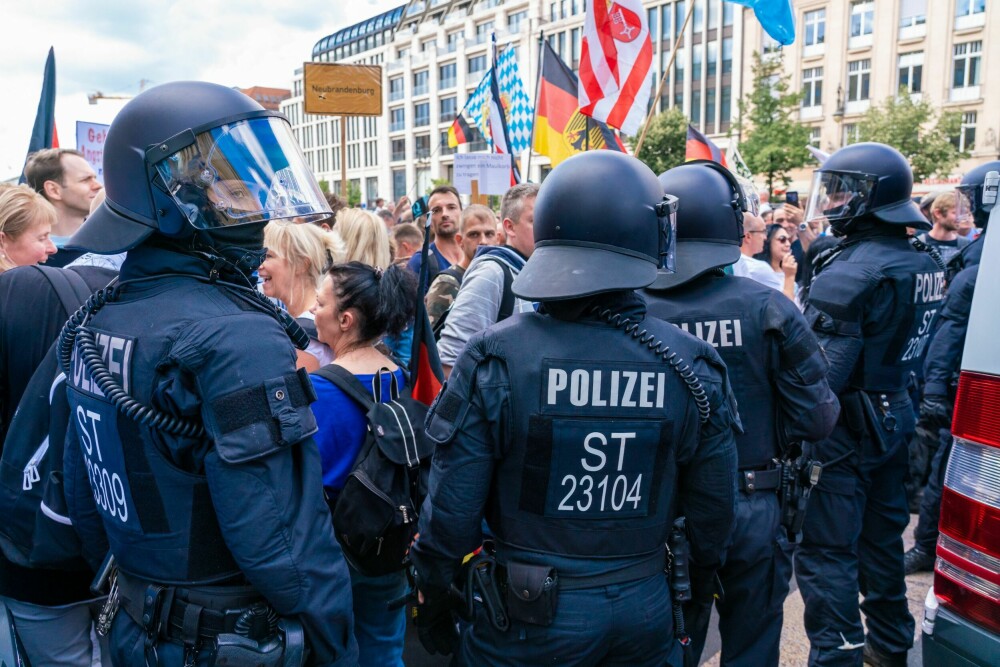 <b>YTTERST HØYRE:</b> Den tyske Reichsbürger-bevegelsen fikk økt tilslutning gjennom både innvandringskritiske miljøer, konspirasjonsteoretikere og motstandere av koronatiltak. Tysk politi har fulgt dem tett, både under demonstrasjoner og utenfor.