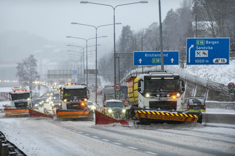 <b>VINTERTRAVELT:</b> Vestkorridoren med E18 fra Oslo er en av landets travleste veistrekninger som skal holdes åpen uansett vintervær. Så lenge køen inn til Oslo ligger bak brøytebilene får de gjort jobben sin.