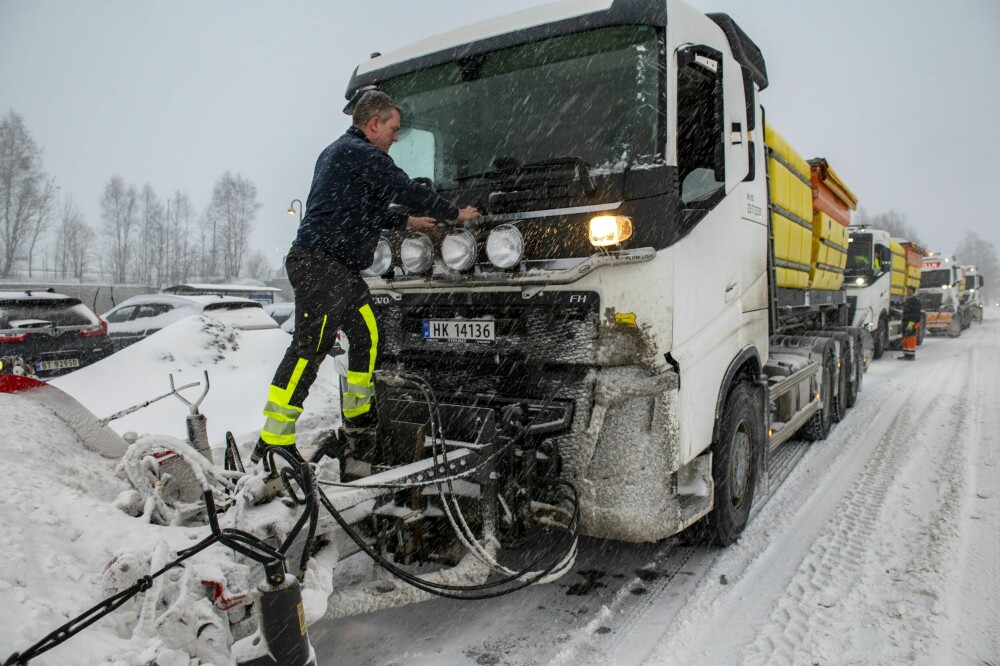 <b>PAUSE I SNØSTORM:</b> De få minuttene brøytetoget bruker på å snu må anvendes effektivt. Her får Morten Strengelsrud renset defrosterinntaket for snø på Liertoppen.