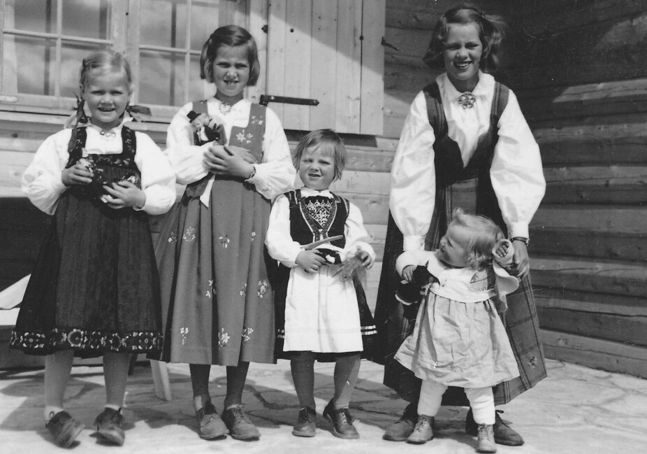 <b>I DEKNING:</b> Mens pappa Gunnar Topsøe-Strøm drev illegalt arbeid, var det om å gjøre at tyskerne ikke kom på sporet av kona og de etter hvert seks døtrene. Her er de fem eldste fotografert i Valdres, påsken 1941; fra venstre: Randi, Grete, Sidsel, Kari (bak) med minstejenta Ingeborg. 