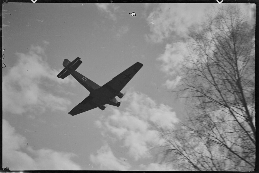 <b>TIL ANGREP:</b> Over familien Topsøe-Støms hus på Fornebu dundret først bombefly, senere transportfly, 9. april 1940. Men familien var forberedt.