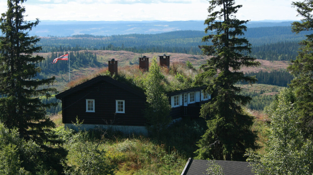 <b>SKJULESTED:</b> ”Knatten” ligger høyt og luftig i Fjellsbygda i Valdres med utsyn over de syv blåner. Det var et perfekt skjulested for familien Topsøe-Strøm under krigen.