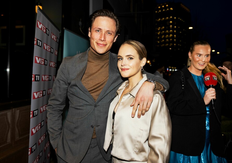 FORLOVET: Emil Gukild og Linnéa Myhre fant tonen under koronapandemien i 2021. I fjor ble de forlovet, og snart skal de gifte seg, men har foreløpig ikke røpet når eller hvor. Her er turtelduene avbildet på premieren til VGTV-talkshowet «Harm & Hegseth» i mars i fjor.