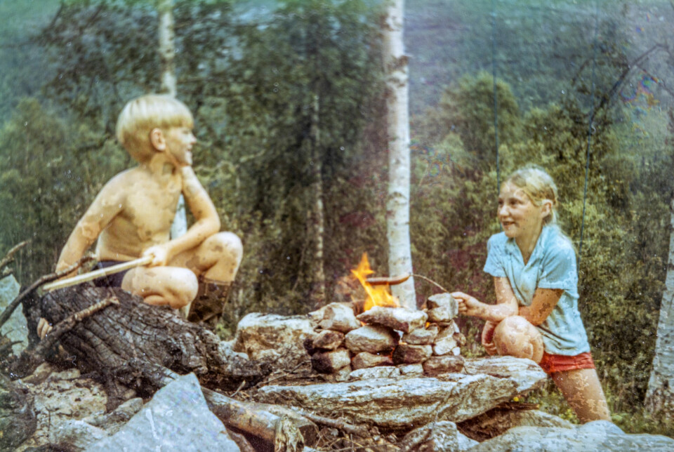 PÅ TUR MED LILLEBROR: Storesøster Peggy var redd for kuer, så da var det godt at lillebror Odd Anders kunne ta over familiegården, der de drev med kyr og høns.