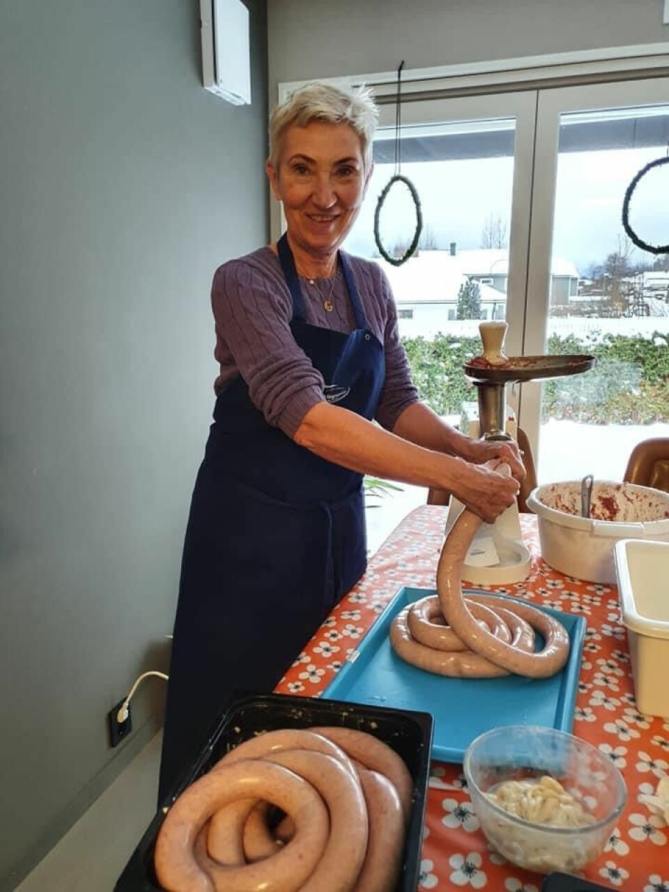PØLSEMAKER: Hver jul må noen kuer bøte med livet for at Peggys pølser skal få den rette smaken. Sammen med lillesøster Norunn lager hun alltid hjemmelagde vigrapølser til pinnekjøttet.